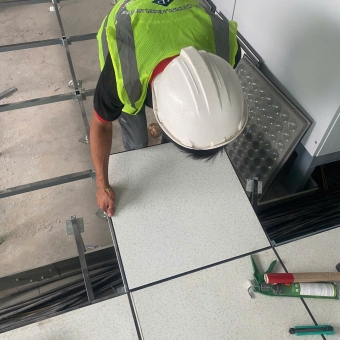 Thi Công Sàn/Sàn Nâng Vinyl ESD Chống Tĩnh Điện – Giải Pháp Bảo Vệ An Toàn Cho Phòng Máy