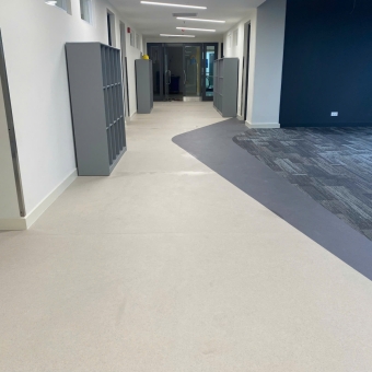 Thi Công Sàn Cuộn Vinyl Trường Quốc Tế AIS 