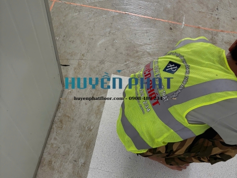 Thi Công Sàn/Sàn Nâng Vinyl ESD Chống Tĩnh Điện – Giải Pháp Bảo Vệ An Toàn Cho Phòng Máy