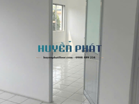 Cải Tạo Phòng Làm Việc Với Sàn Nhựa PVC Và Cửa Nhựa Composite