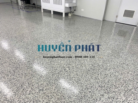 Thi Công Sàn Vinyl Chống Tĩnh Điện Dạng Viên Cho Nhà Máy Điện Tử