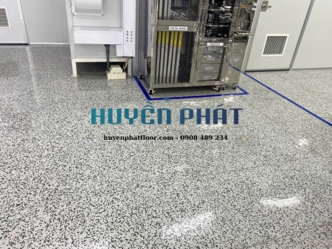 Thi Công Sàn Vinyl Chống Tĩnh Điện Dạng Viên Cho Nhà Máy Điện Tử