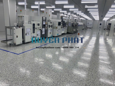 Thi Công Sàn Vinyl Chống Tĩnh Điện Dạng Viên Cho Nhà Máy Điện Tử
