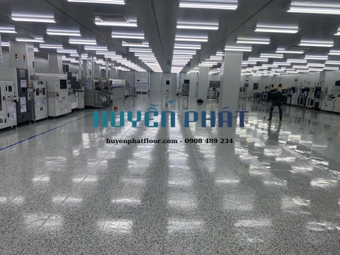 Thi Công Sàn Vinyl Chống Tĩnh Điện Dạng Viên Cho Nhà Máy Điện Tử