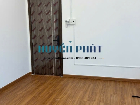 Cải Tạo Phòng Làm Việc Với Sàn Nhựa PVC Và Cửa Nhựa Composite