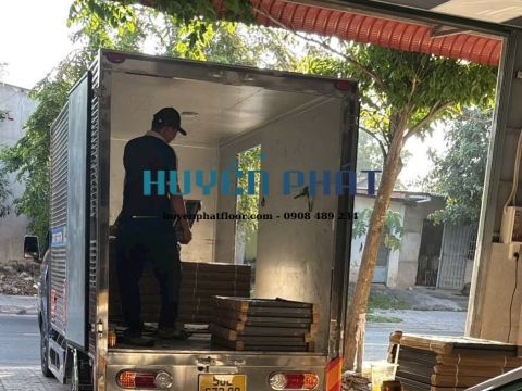 Thi Công Sàn Nâng Kỹ Thuật HPL Cho Phòng Server – Giải Pháp Hạ Tầng Hiện Đại Từ Huyền Phát Floor