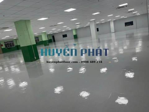 Thi Công Sàn Vinyl Chống Tĩnh Điện Dạng Viên Cho Nhà Máy Điện Tử
