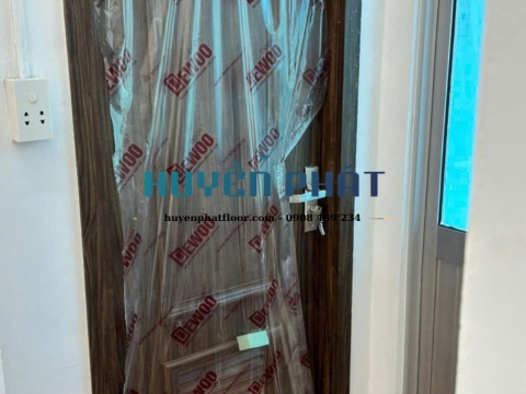 Cải Tạo Phòng Làm Việc Với Sàn Nhựa PVC Và Cửa Nhựa Composite