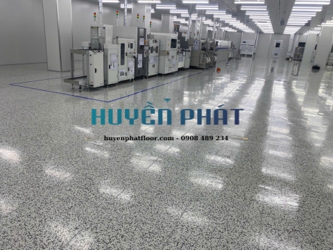 Thi Công Sàn Vinyl Chống Tĩnh Điện Dạng Viên Cho Nhà Máy Điện Tử