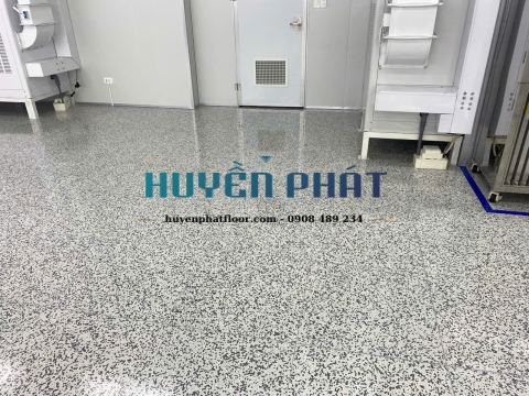 Thi Công Sàn Vinyl Chống Tĩnh Điện Dạng Viên Cho Nhà Máy Điện Tử