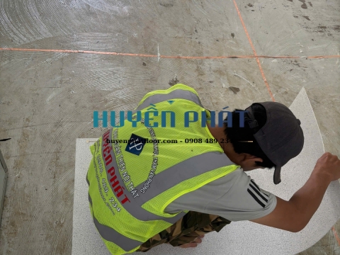 Thi Công Sàn/Sàn Nâng Vinyl ESD Chống Tĩnh Điện – Giải Pháp Bảo Vệ An Toàn Cho Phòng Máy