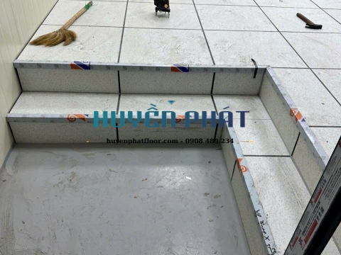 Thi Công Sàn Nâng Kỹ Thuật HPL Cho Phòng Server – Giải Pháp Hạ Tầng Hiện Đại Từ Huyền Phát Floor
