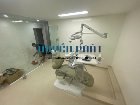 Thi Công Sàn Vinyl Kháng Khuẩn Cho Phòng Khám – Giải Pháp Lý Tưởng Cho Không Gian Y Tế