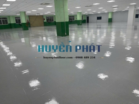 Thi Công Sàn Vinyl Chống Tĩnh Điện Dạng Viên Cho Nhà Máy Điện Tử