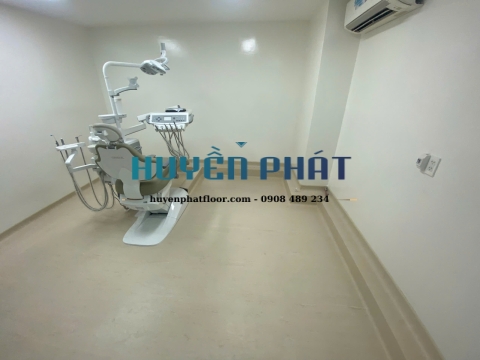 Thi Công Sàn Vinyl Kháng Khuẩn Cho Phòng Khám – Giải Pháp Lý Tưởng Cho Không Gian Y Tế