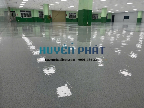 Thi Công Sàn Vinyl Chống Tĩnh Điện Dạng Viên Cho Nhà Máy Điện Tử