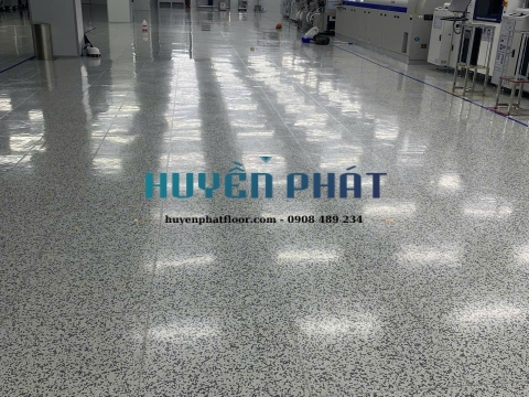 Thi Công Sàn Vinyl Chống Tĩnh Điện Dạng Viên Cho Nhà Máy Điện Tử