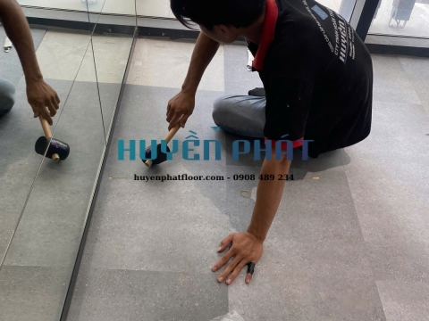 Thi Công Sàn/Sàn Nâng Vinyl ESD Chống Tĩnh Điện – Giải Pháp Bảo Vệ An Toàn Cho Phòng Máy