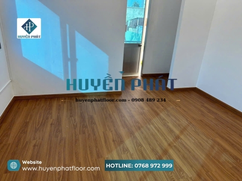 Cải Tạo Phòng Làm Việc Với Sàn Nhựa PVC Và Cửa Nhựa Composite