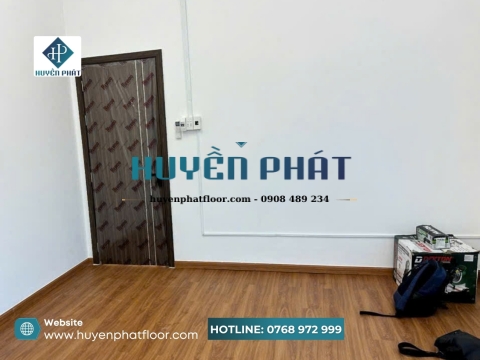 Cải Tạo Phòng Làm Việc Với Sàn Nhựa PVC Và Cửa Nhựa Composite