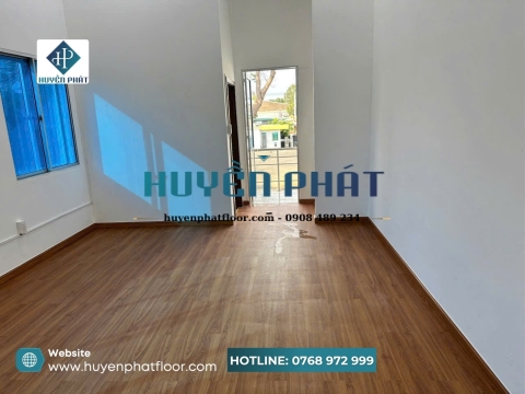 Cải Tạo Phòng Làm Việc Với Sàn Nhựa PVC Và Cửa Nhựa Composite