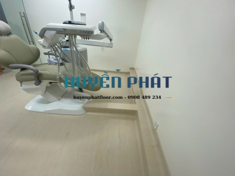 Thi Công Sàn Vinyl Kháng Khuẩn Cho Phòng Khám – Giải Pháp Lý Tưởng Cho Không Gian Y Tế
