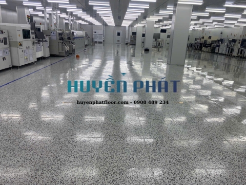 Thi Công Sàn Vinyl Chống Tĩnh Điện Dạng Viên Cho Nhà Máy Điện Tử