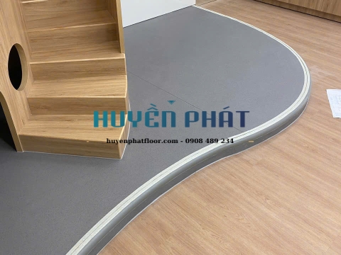 Thi Công Sàn Cuộn Vinyl Trường Quốc Tế AIS