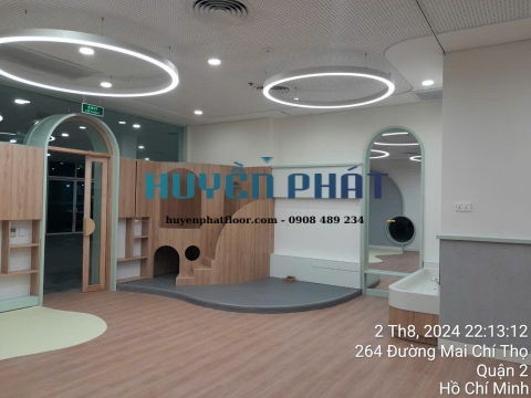 Thi Công Sàn Cuộn Vinyl Trường Quốc Tế AIS