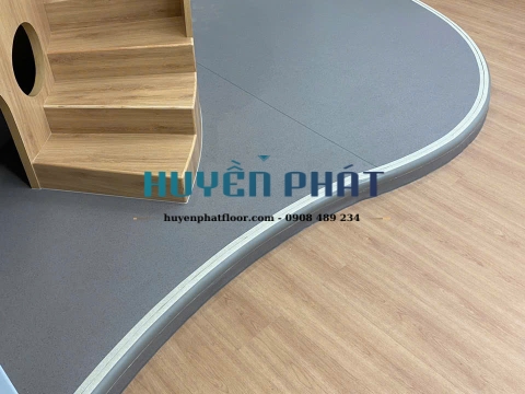 Thi Công Sàn Cuộn Vinyl Trường Quốc Tế AIS