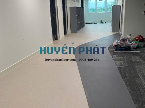 Thi Công Sàn Cuộn Vinyl Trường Quốc Tế AIS