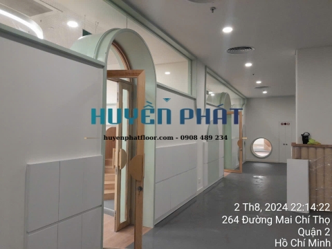 Thi Công Sàn Cuộn Vinyl Trường Quốc Tế AIS