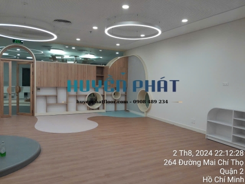 Thi Công Sàn Cuộn Vinyl Trường Quốc Tế AIS