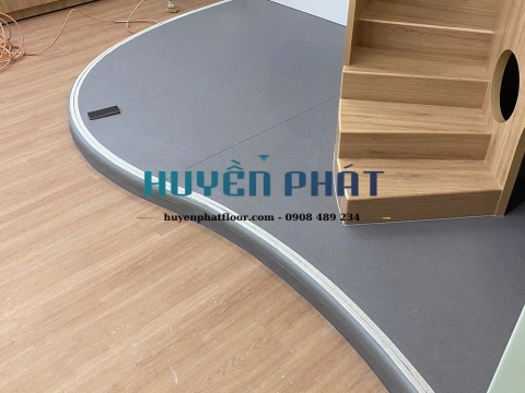 Thi Công Sàn Cuộn Vinyl Trường Quốc Tế AIS