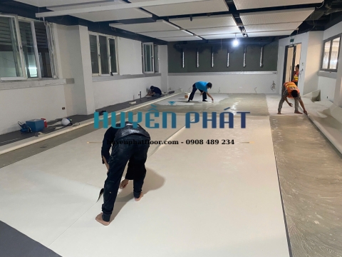 Thi Công Sàn Cuộn Vinyl Trường Quốc Tế AIS