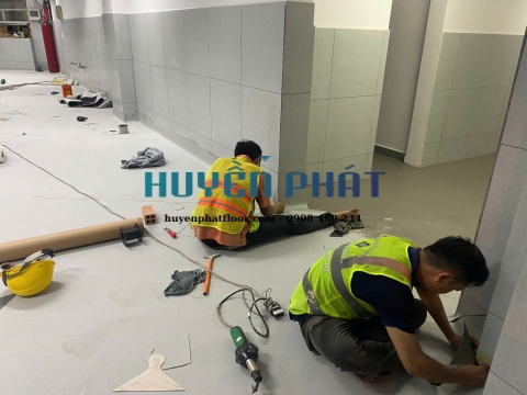 Thi Công Sàn Cuộn Vinyl Trường Quốc Tế AIS