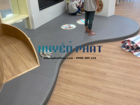 Thi Công Sàn Cuộn Vinyl Trường Quốc Tế AIS