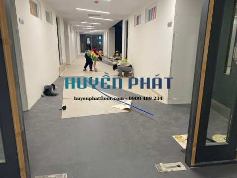 Thi Công Sàn Cuộn Vinyl Trường Quốc Tế AIS
