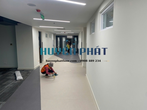 Thi Công Sàn Cuộn Vinyl Trường Quốc Tế AIS