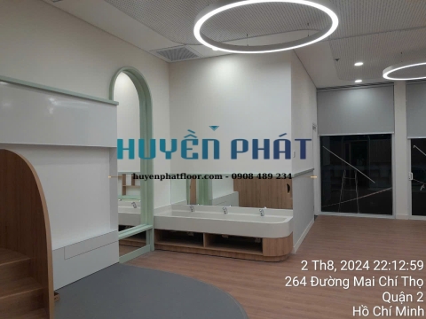 Thi Công Sàn Cuộn Vinyl Trường Quốc Tế AIS