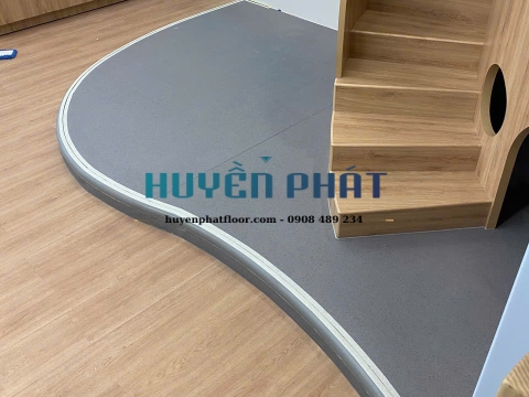 Thi Công Sàn Cuộn Vinyl Trường Quốc Tế AIS