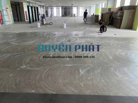 Thi Công Sàn Vinyl Tấm Cho Văn Phòng – Giải Pháp Thẩm Mỹ & Hiện Đại