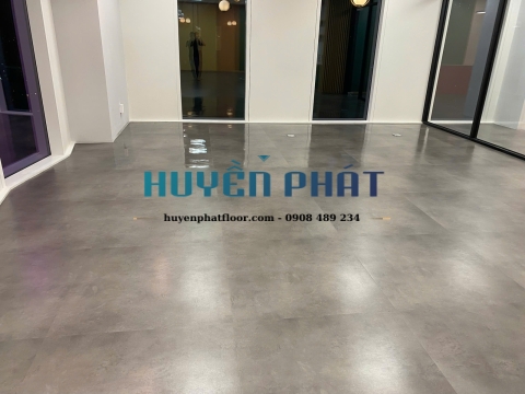Thi Công Sàn Vinyl Tấm Cho Văn Phòng – Giải Pháp Thẩm Mỹ & Hiện Đại