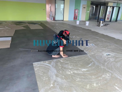 Thi Công Sàn Vinyl Tấm Cho Văn Phòng – Giải Pháp Thẩm Mỹ & Hiện Đại