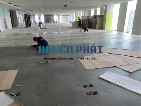Thi Công Sàn Vinyl Tấm Cho Văn Phòng – Giải Pháp Thẩm Mỹ & Hiện Đại
