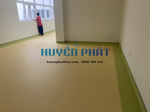 Thi Công Sàn Cuộn Vinyl Kháng Khuẩn Cho Phòng Khám Dĩ An