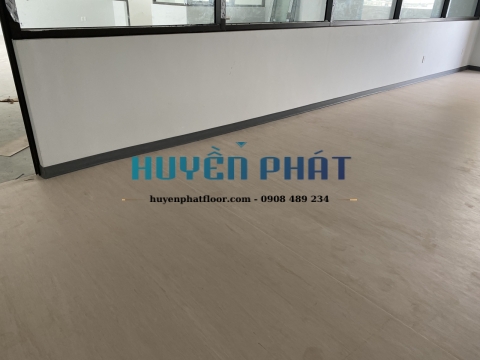 Thi Công Sàn Cuộn Vinyl Kháng Khuẩn Cho Phòng Khám Dĩ An