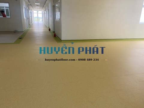 Thi Công Sàn Cuộn Vinyl Kháng Khuẩn Cho Phòng Khám Dĩ An