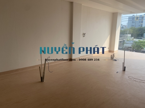 Thi Công Sàn Cuộn Vinyl Kháng Khuẩn Cho Phòng Khám Dĩ An