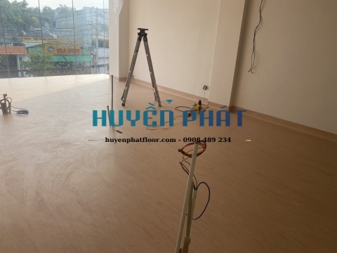 Thi Công Sàn Cuộn Vinyl Kháng Khuẩn Cho Phòng Khám Dĩ An